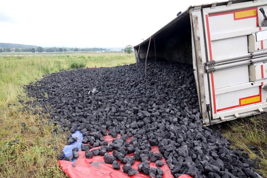 Wypadek na zjeździe z autostrady A4, tir z koksem na zakręcie wpadł do  rowu