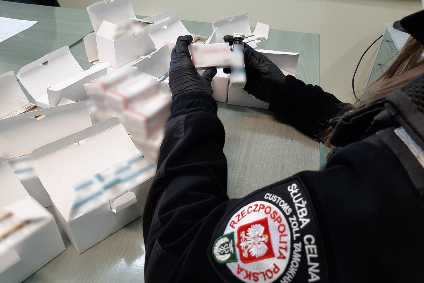 Funkcjonariusze Krajowej Administracji Skarbowej zabezpieczyli nielegalne leki i sterydy w przesyłce kurierskiej