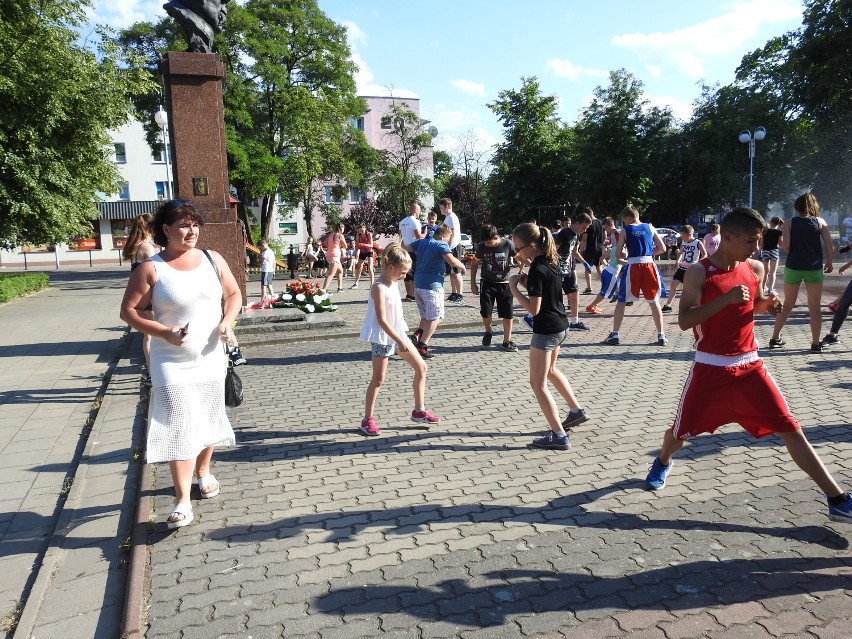 Dzień Boksu Olimpijskiego w Sokółce. Bokserzy skrzyżowali rękawice w centrum miasta (zdjęcia) 