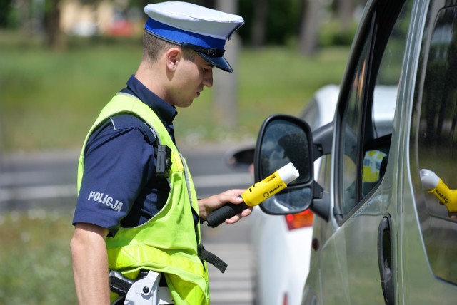 Kierowca z gminy Boniewo nie miał uprawnień, czuć od niego było alkohol, a jego audi nie miało przeglądu.