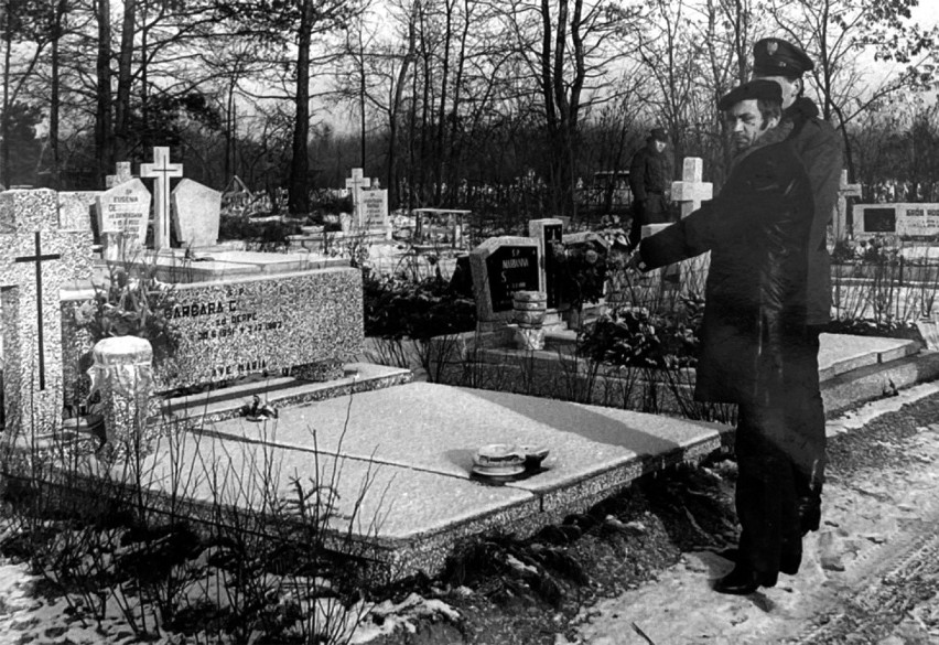 Edmund Kolanowski w czasie wizji lokalnej na cmentarzu