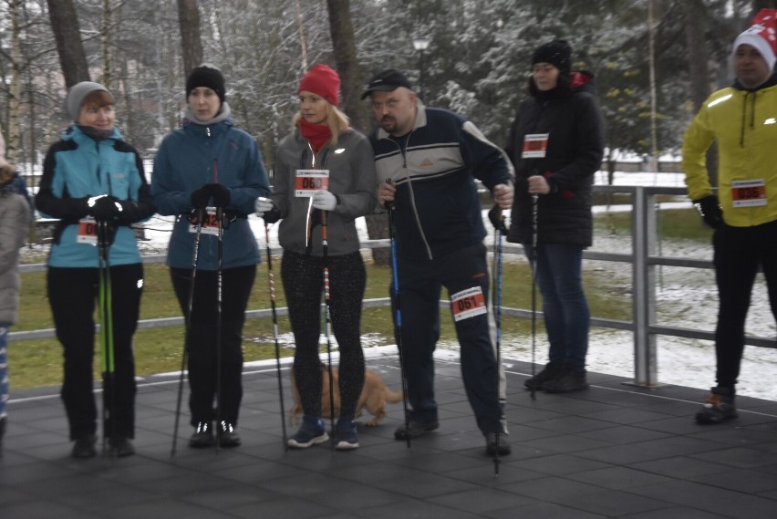 Mikołajkowy bieg po zdrowie na Dotyku Jury w lesie, nad stawami. ZDJĘCIA