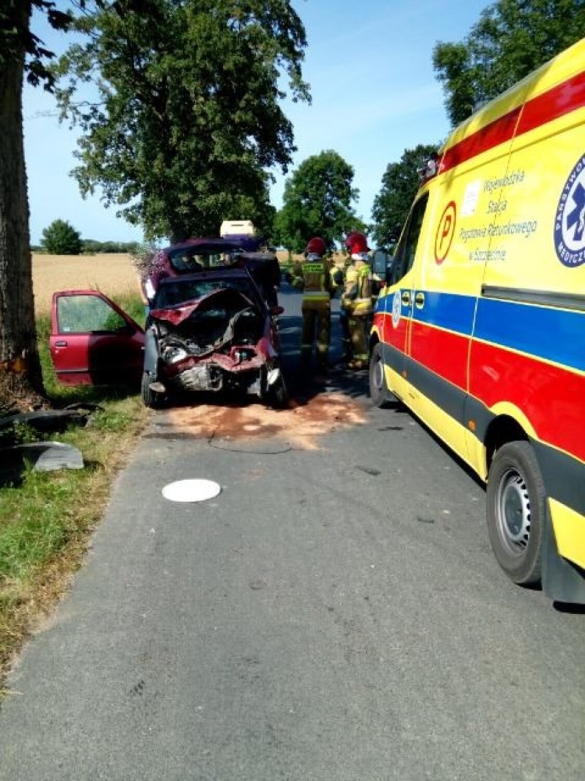 Gmina Postomino: Samochód uderzył w drzewo, jedna osoba poszkodowana 