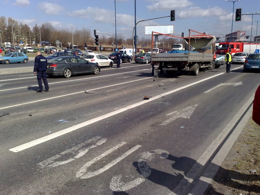 Kilka rozbitych samochodów, jedna ranna osoba - to bilans...
