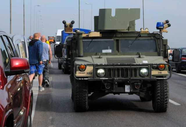 Dziś już o 4 nad ranem manewry Anakonda 2016 obudziły mieszkańców okolic Chełmna i Świecia. Huczały śmigłowce, dziesiątki amfibii przetaczały się pod wałami przeciwpowodziowymi. Tłumy ludzi przybyły na chełmiński most, żeby podziwiać pokaz sił wojsk NATO. Przeprawa w szybkim tempie rosła na Wiśle. Kolejny raz będzie można ją zobaczyć 13 czerwca. Tego dnia przyglądać się jej mają także prezydent Andrzej Duda i minister obrony Antoni Maciarewicz.