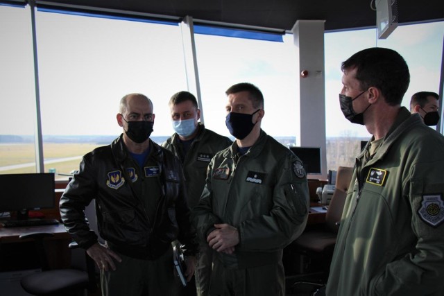 Dowódca Sił Powietrznych USA w Europie i Azji wizytował 32. Bazę Lotnictwa Taktycznego w Łasku