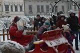 Święty Mikołaj na Rynku w Oświęcimiu. Spotkał się z dziećmi i wręczał prezenty. Na placu rozbłysła choinka. Zdjęcia