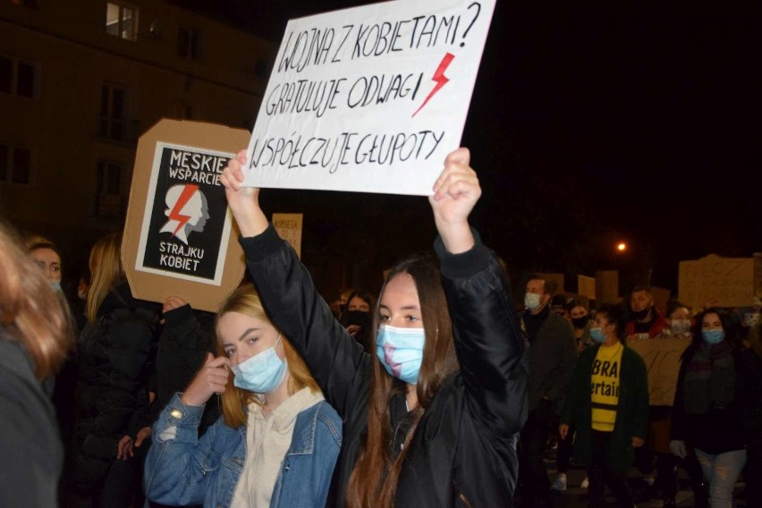 Protest kobiet w Wągrowcu. Zobacz hasła. "Nawet mefedron ma lepszy skład niż polski rząd", "Żadna dama nie będzie walczyć sama"