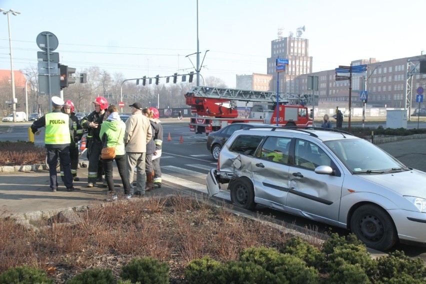 Jadący na sygnale wóz straży pożarnej zderzył się z autem (ZDJĘCIA)
