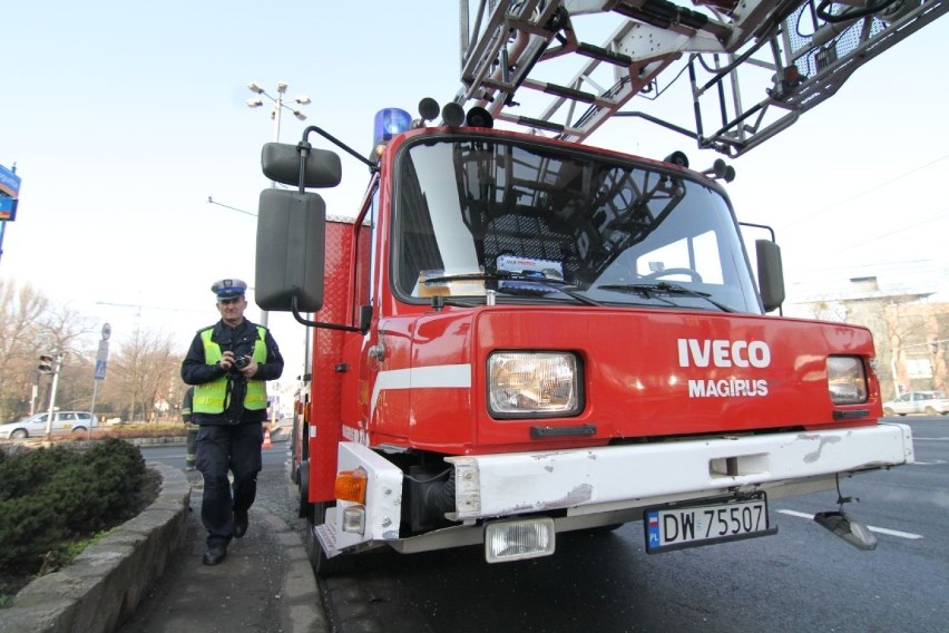 Jadący na sygnale wóz straży pożarnej zderzył się z autem (ZDJĘCIA)