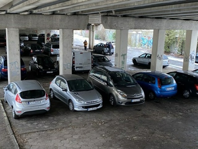 Nie jest łatwo znaleźć wolne miejsce parkingowe w Lesznie