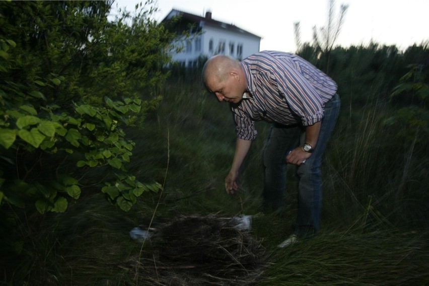 Jasnowidz z Człuchowa Krzysztof Jackowski podczas poszukiwań...