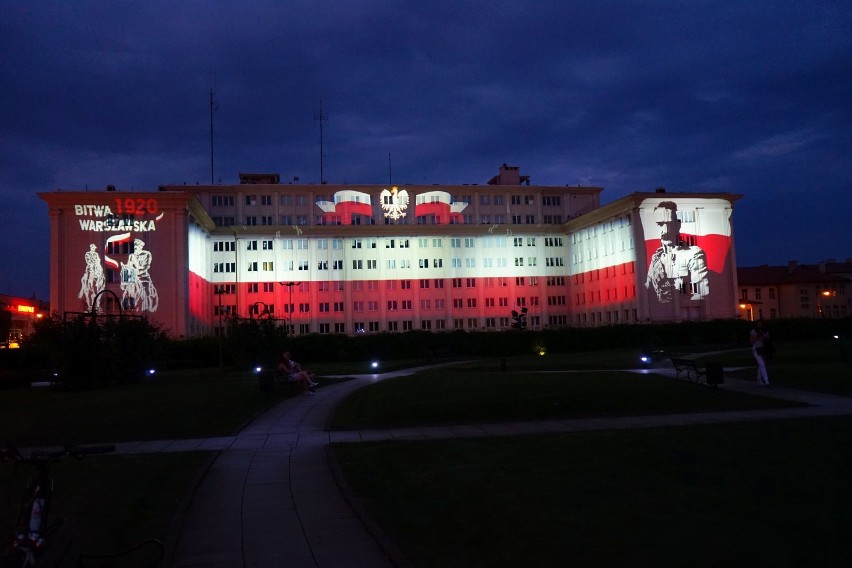 Pięknie oświetlony Urząd Wojewódzki w Rzeszowie. Iluminacja z okazji 100. rocznicy Bitwy Warszawskiej