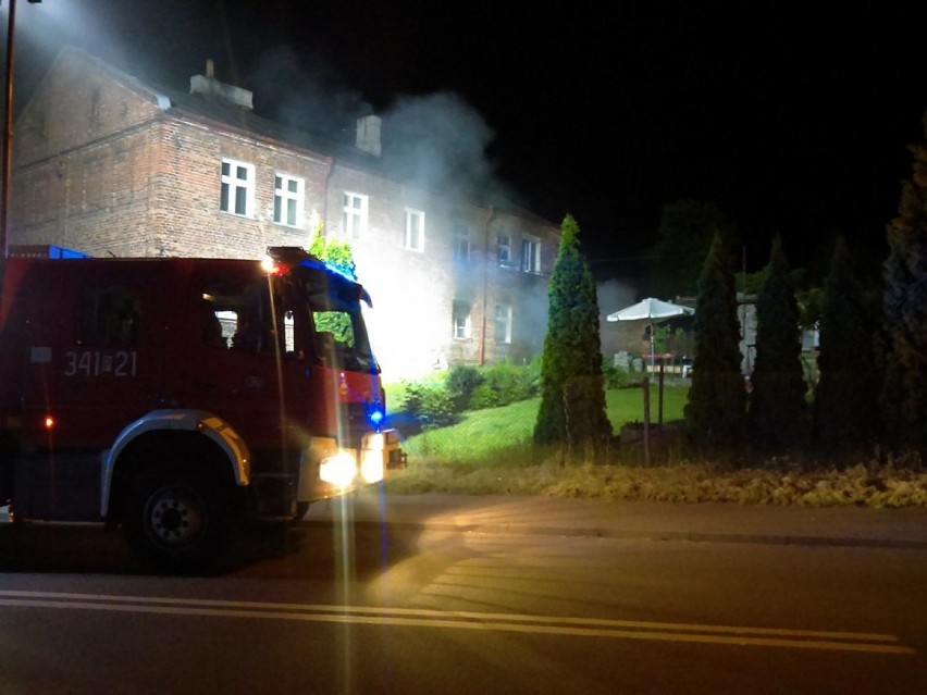 Pożar w Kaliszu. Płonęła kamienica na ulicy Skarszewskiej [FOTO, WIDEO]