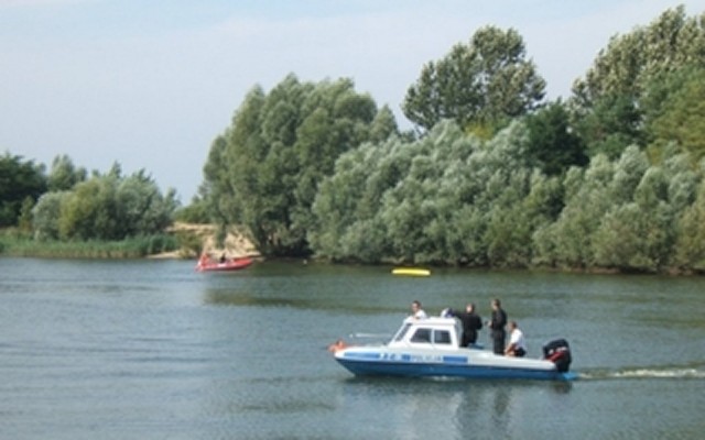 WOŚP 2015 wspierają policjanci z Sieradza i Poddębic. Przekazali fotel komendanta i rejs łodzią