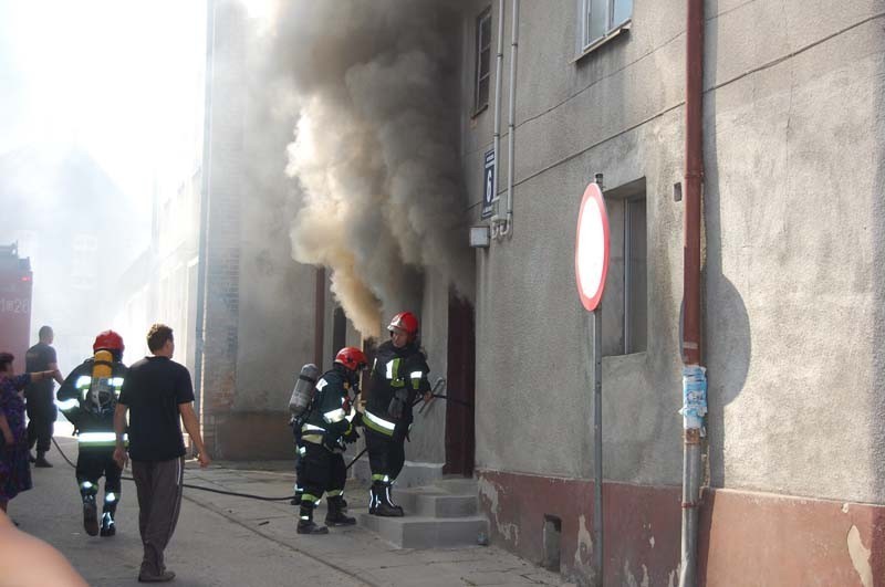 Pożar w Sztumie: Ogień pojawił sie w mieszkaniu w centrum miasta [ZDJĘCIA]