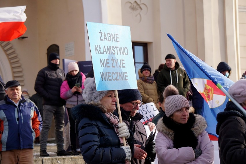 „Moje prawa to Konstytucja, nie kod QR”. Przeciwnicy przymusu szczepień spotkali się na placu Zamkowym w Lublinie. Zobacz zdjęcia