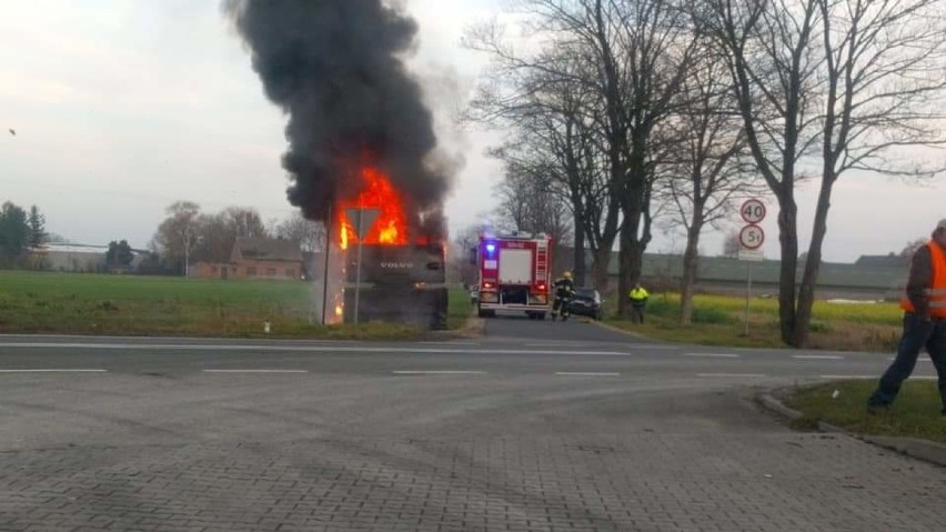 Pożar koparki przy DK11 w Molnej. Słup dymu przy drodze