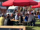 Słoneczna pogoda i food-trucki na Placu Niepodległości w Nowym Tomyślu