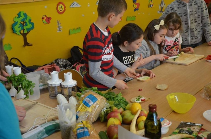 Michał Bałazy i jego Mała Akademia Zdrowego Smaku! O zdrowym jedzeniu w jastrzębskich szkołach FOTO