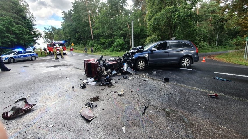 Gmina Kłecko. W Waliszewie motocyklista zderzył się z osobówką. Lądował LPR!