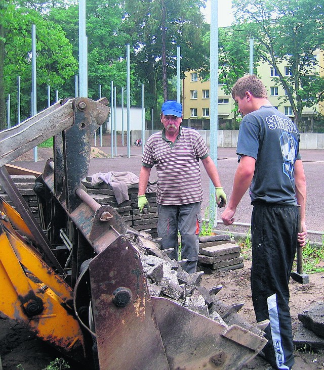 W I LO im. Jarosława Dąbrowskiego powstają dwa boiska