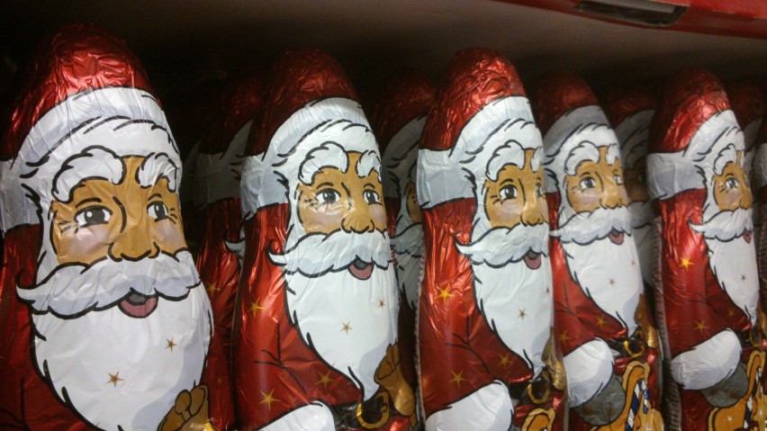 Mikołaje, bałwanki i renifery już na półkach w hipermarketach