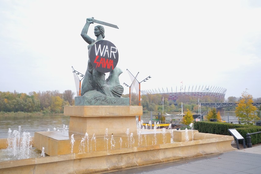 Warszawska Syrenka z czerwoną błyskawicą. Symbol Strajku Kobiet pojawił się na nadwiślańskim pomniku