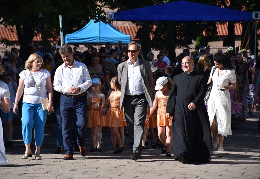 Malbork. Jarmark św. Jana z procesją odpustową i występami na scenie przy kościele 