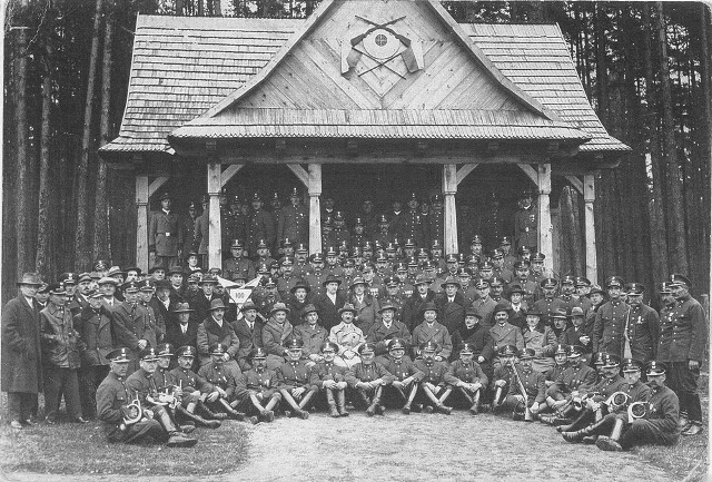 Prezydent Ignacy Mościcki siedzący wśród leśników z całej Polski podczas uroczystości św. Huberta w Spale. Fotografia z 5 listopada 1933 roku