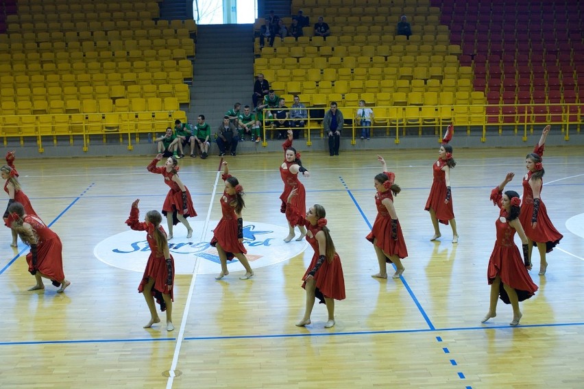 Tancerki z zespołów Aplauz i Gest w MDK Stargard na turnieju abstynentów