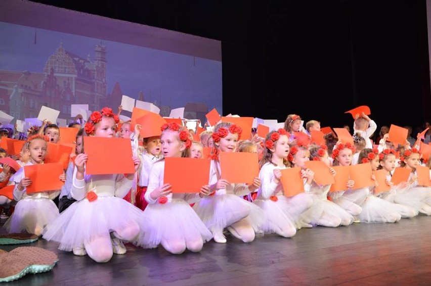 Polonez na 100-lecie Niepodległości. Dzieci pięknie zatańczyły [ZDJĘCIA]