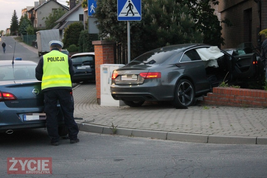 Kierujący Audi wjechał w płot na skrzyżowaniu ulic: Słowiańskiej i Wielkopolskiej [ZDJĘCIA]              