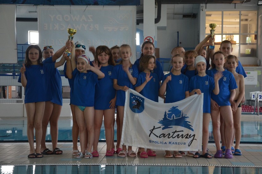 Pierwsze zawody młodych pływaków z Kartuz i już z pucharami