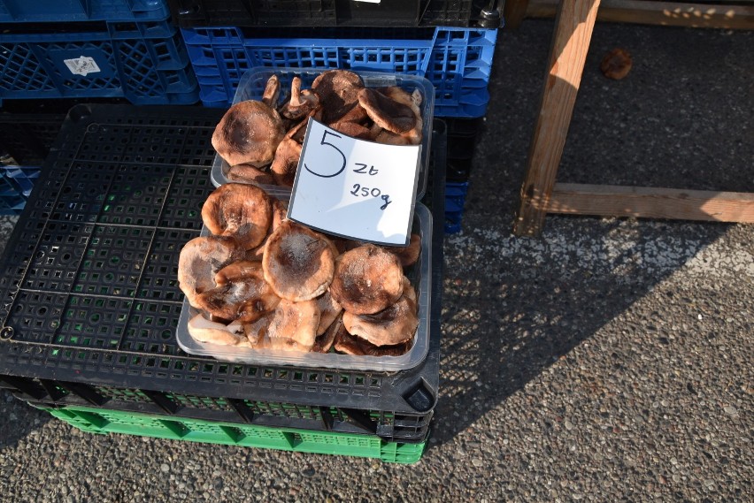 Na ryneczku w Gorzowie można kupić już grzyby. Ciągle też są...