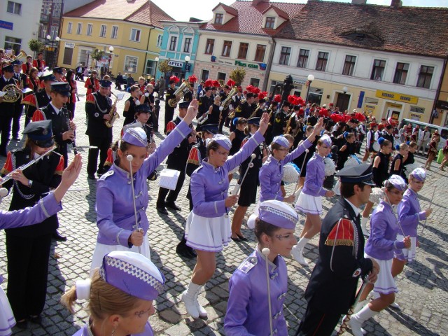 Plac Wolności w Koninie zapełniły orkiestry dęte z Wielkopolski