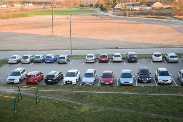 Na parkingu na osiedlu Słowackiego sześcioro młodych ludzi spotkało się w samochodzie. Jak twierdzą, nie byli świadomi obowiazujących przepisów