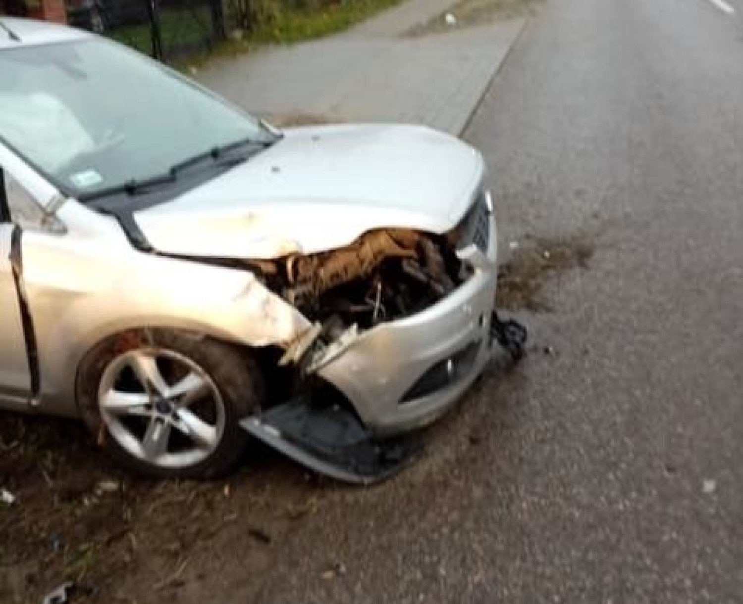 Wypadek w Pogórzu na ul. Wiejskiej. Czołówka Forda z