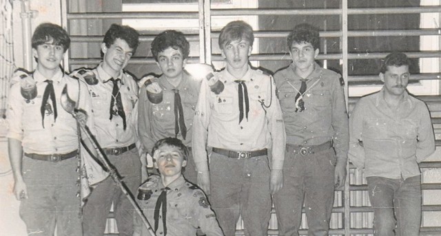 Robert Szwed (pierwszy z lewej) wraz z kolegami z Czarnej ,,Trzynastki". Zdjęcie z początku lat 80.