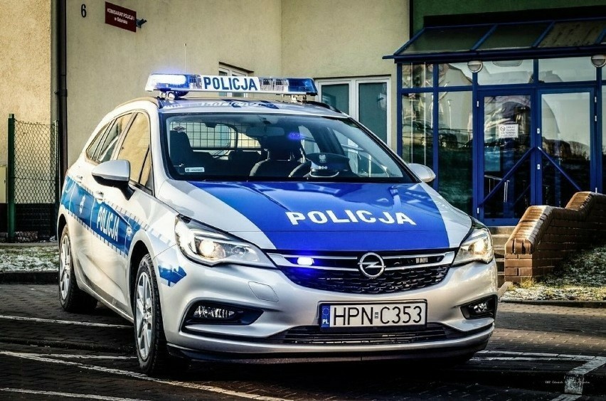 Kierowcę śpiącego w aucie przed światłami skrzyżowania obudzili gdańscy policjanci. Alkomat wykazał skąd nagły atak senności. 2,2 promila