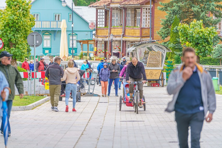 Krynica-Zdrój. Najazd turystów na uzdrowisko. Na deptaku jedni oglądali pokazy, inni się szczepili [ZDJĘCIA]