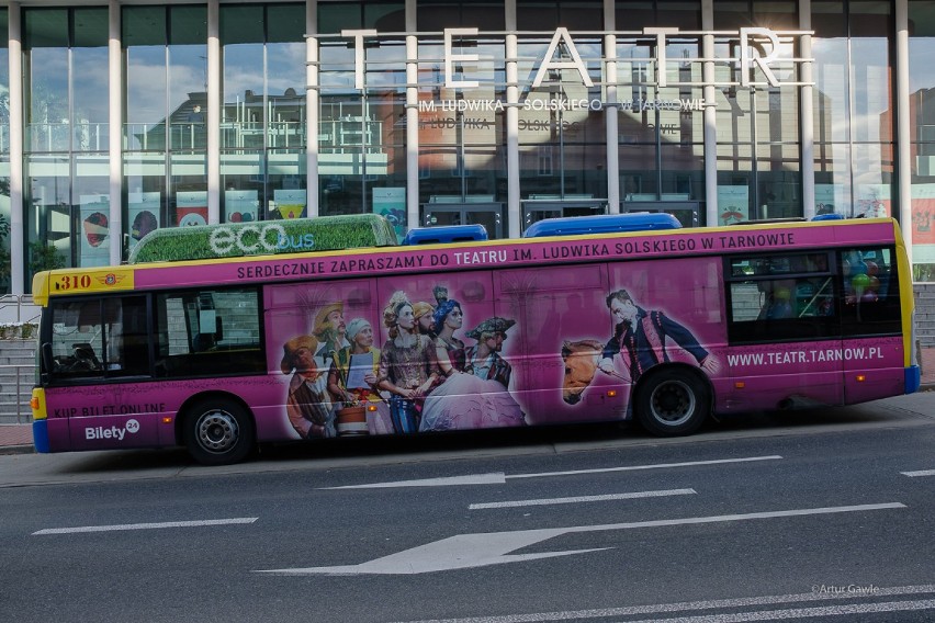 Tarnów. Rozśpiewany autobus odwiedzał przedszkola. Dzieci nie mogą przyjść do teatru, więc aktorzy przyjechali do nich [ZDJĘCIA]