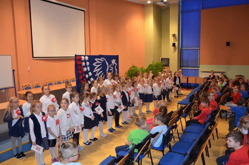 Koncert Pieśni Patriotycznych w Szkole Podstawowej nr 24 im. Jana Pawła II w Kaliszu. ZDJĘCIA
