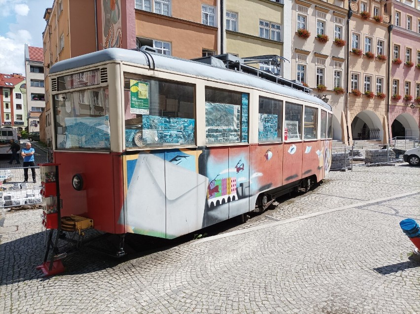 Ciekawi historii Jeleniej Góry i spragnieni zabawy mieszkańcy, z telefonami w dłoniach przemierzali ulice miasta