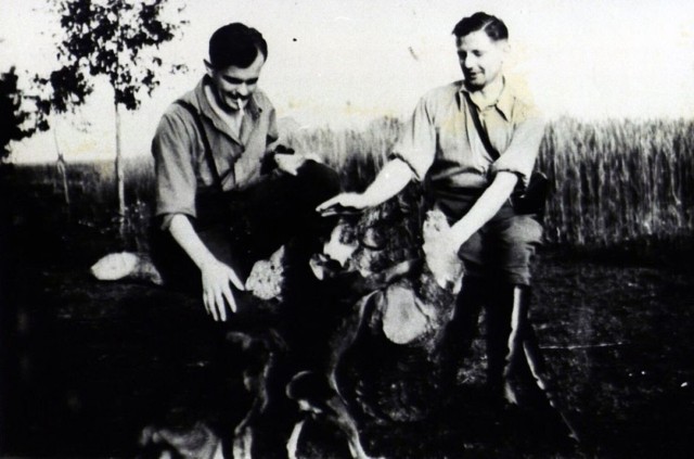 Na zdjęciu Hieronim Dekutowski i Zdzisław Broński. Fotografię wykonano w 1947 roku
