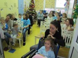 II LO w Kaliszu: Uczniowie śpiewali małym pacjentom