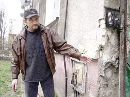Dariusz Pęczek, mieszkaniec feralnego bloku, martwi się, że z powodu wypadku nie ma nawet domofonu.