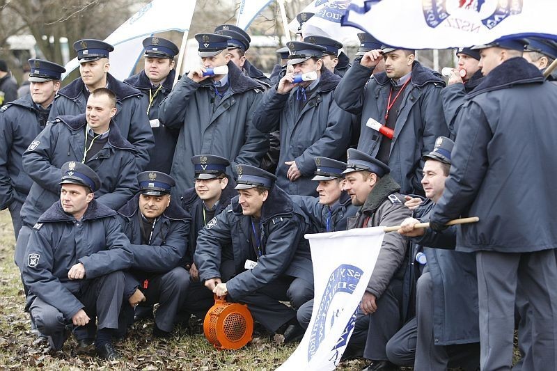 Wrocław: Protest służb mundurowych przed urzędem wojewódzkim (ZDJĘCIA)