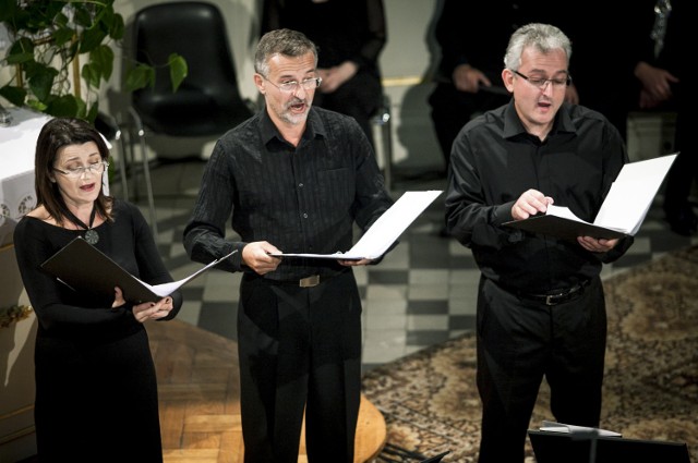 Wratislavia Cantans – Musica rediviva
To już drugi koncert zapowiadanego na kolejne lata cyklu – prezentacji muzyki z wrocławskich archiwów. To jedne z najważniejszych zbiorów w Europie, gromadzące muzykę włoską, jak i muzykę powstałą na miejscu, we Wrocławiu – i to ona właśnie wypełni piątkowe popołudnie. Koncert będzie więc zanurzeniem się w przeszłości miasta, będzie kontaktem ze sztuką, która kształtowała codzienność jego mieszkańców przed czterema wiekami. Jednym słowem: wehikuł czasu.
Wratislavia Cantans: piątek, 11 września, ratusz, godz. 17.