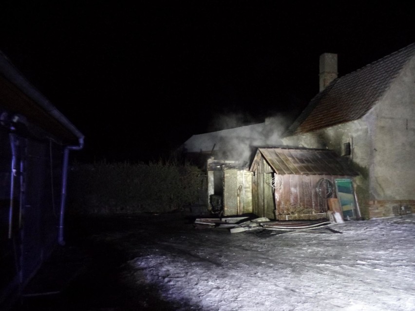 Gmina Dobrzany. We wtorek wieczorem wybuchł pożar. Spłonął samochód i garaż 